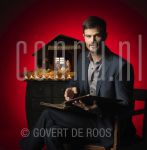 16-11-2010 Arie Boomsma at studio in Amsterdam, by order of KRO Magazine.

[keywords]Posed, Half Length, Eyecontact, Christmas crib[/keywords]